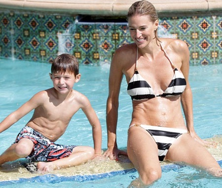 Ngôi sao truyền hình 36 tuổi rạng rỡ bên hai đứa con.