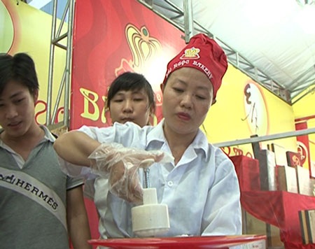 Nghệ sỹ Xuân Bắc hào hứng với bánh trung thu lạnh - 3 Nghệ sĩ Xuân Bắc thưởng thức bánh trung thu lạnh