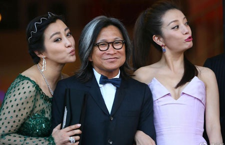 Khỏanh khắc đáng yêu của bà mẹ một con trên thảm đỏ.