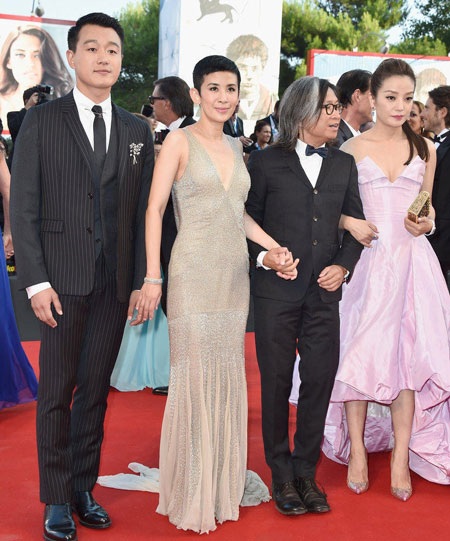 Dàn diễn viên và đạo diễn người Trung Quốc rất tự tin trên thảm đỏ.