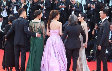 Dàn diễn viên và đạo diễn người Trung Quốc rất tự tin trên thảm đỏ.