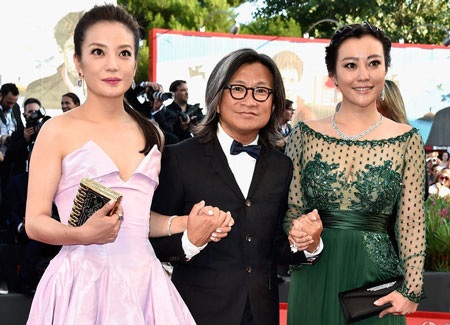 Dàn diễn viên và đạo diễn người Trung Quốc rất tự tin trên thảm đỏ.
