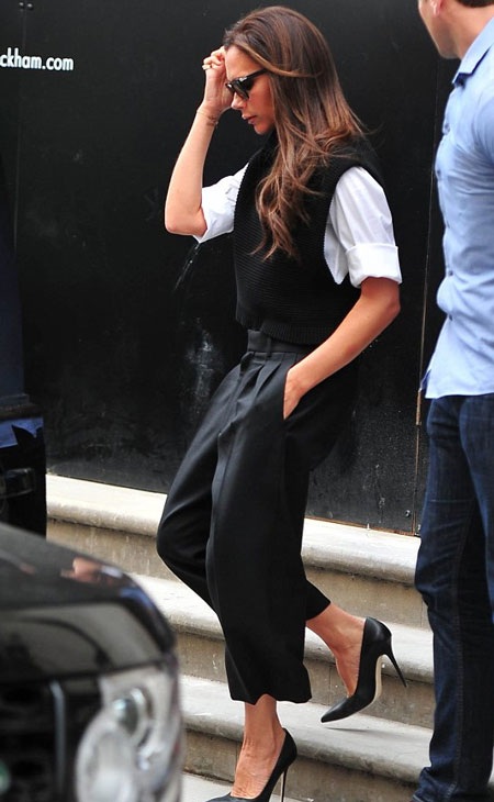 Nhà thiết kế 40 tuổi xuất hiện tại cửa hàng thời trang của mình ở London, Anh vào ngày 29/8.