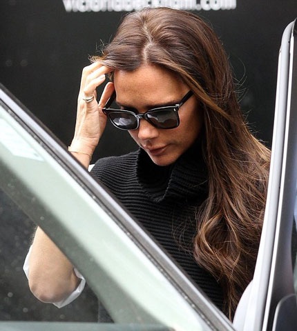 Nhà thiết kế 40 tuổi xuất hiện tại cửa hàng thời trang của mình ở London, Anh vào ngày 29/8.