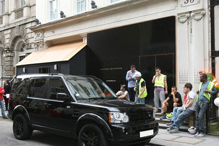 Nhà thiết kế 40 tuổi xuất hiện tại cửa hàng thời trang của mình ở London, Anh vào ngày 29/8.