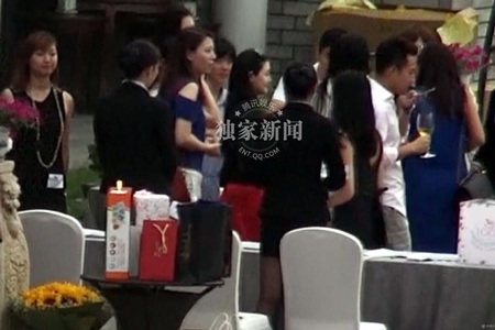 Từ Hy Viên (váy đỏ) trông đã rất mi nhon sau khi sinh con gái đầu lòng được 3 tháng.