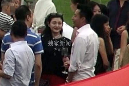 Từ Hy Viên (váy đỏ) trông đã rất mi nhon sau khi sinh con gái đầu lòng được 3 tháng.