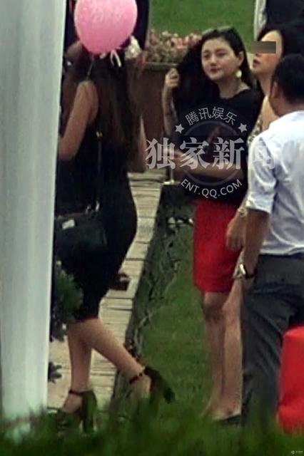 Từ Hy Viên (váy đỏ) trông đã rất mi nhon sau khi sinh con gái đầu lòng được 3 tháng.