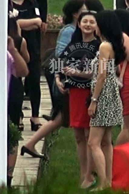 Bà mẹ trẻ đang chia vui với một vài người bạn.