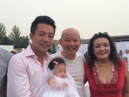 Uông Tiểu Phi hạnh phúc khoe cô công chúa nhỏ của vợ chồng anh.