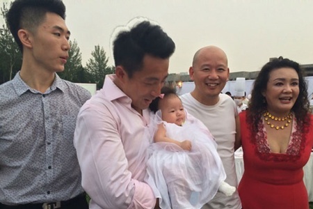 Uông Tiểu Phi hạnh phúc khoe cô công chúa nhỏ của vợ chồng anh.