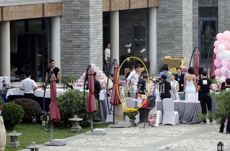 Bà mẹ trẻ đang chia vui với một vài người bạn.