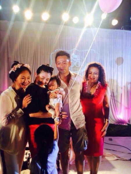 Vợ chồng Từ Hy Viên cùng con gái chụp ảnh với hai bà nội ngoại.