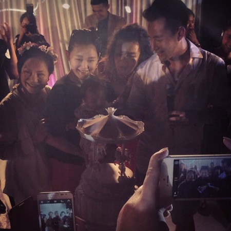 Cả gia đình hạnh phúc trong lời chúc phúc của bạn bè