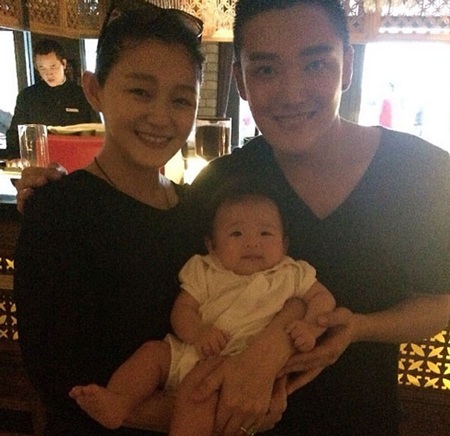 Từ Hy Viên (váy đỏ) trông đã rất mi nhon sau khi sinh con gái đầu lòng được 3 tháng.