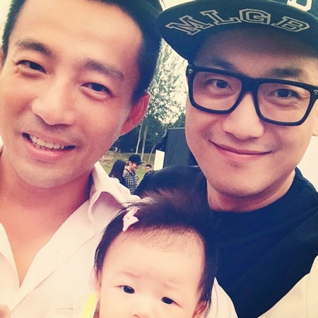 Từ Hy Viên (váy đỏ) trông đã rất mi nhon sau khi sinh con gái đầu lòng được 3 tháng.