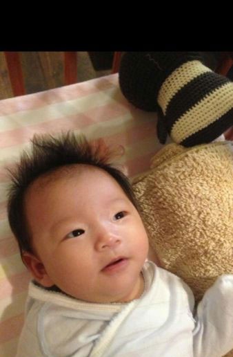 Cô con gái của Uông Tiểu Phi - Từ Hy Viên thừa hưởng nhiều đường nét gương mặt giống cha ruột.