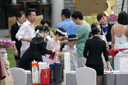 Bà mẹ trẻ đang chia vui với một vài người bạn.