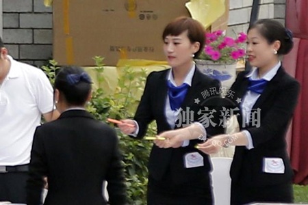 Bà mẹ trẻ đang chia vui với một vài người bạn.