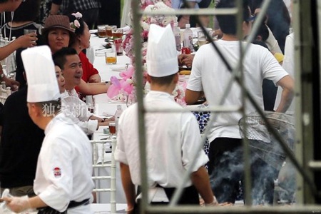 Bà mẹ trẻ đang chia vui với một vài người bạn.