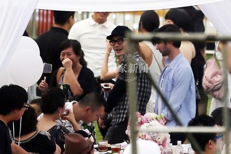 Nam diễn viên Huỳnh Hiểu Minh (đeo kính) cũng có mặt trong bữa tiệc.