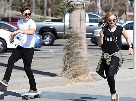 Brooklyn và bạn gái - Chloe Moretz giản dị như mọi cặp tình nhân tuổi teen 