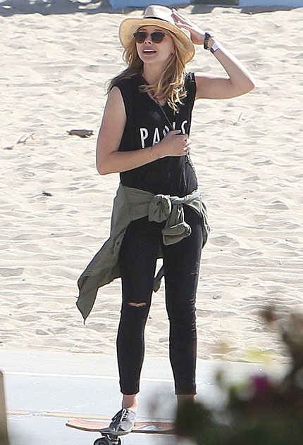 Cậu cả nhà Beckham đã hò hẹn được 3 tháng - 3 Brooklyn và bạn gái - Chloe Moretz giản dị như mọi cặp tình nhân tuổi teen