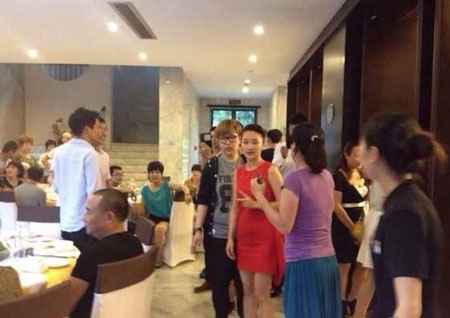 Châu Tấn tổ chức tiệc cưới giản dị tại quê nhà - 7 Những bức ảnh này do một nhân viên phục vụ tại khách sạn nơi tổ chức bữa tiệc ghi lại.