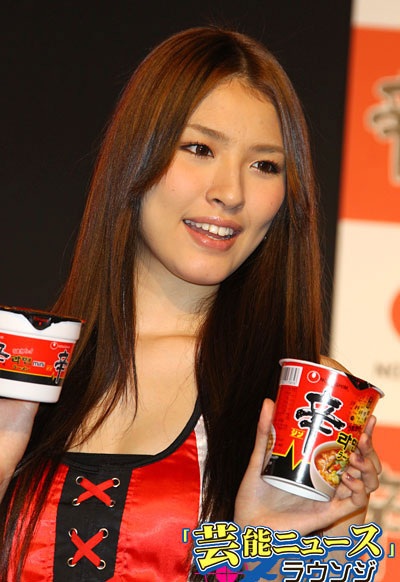 Hoa hậu Hiraku vốn là một người mẫu nổi tiếng tại Nhật Bản.
