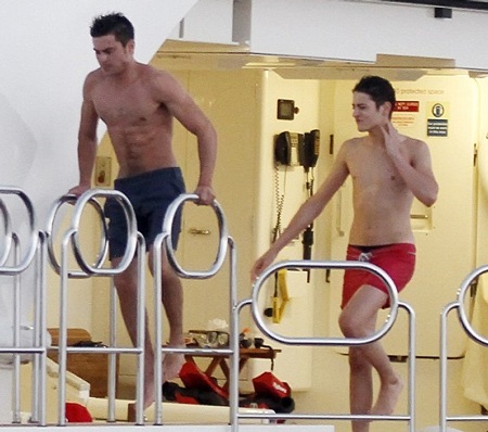Zac Efron (trái) xuất hiện trên du thuyền ở Formentera, Tây Ban Nha, ngày 3/8.