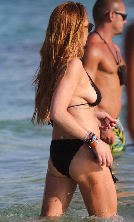 Người đẹp 27 tuổi diện áo tắm hai mảnh màu đen