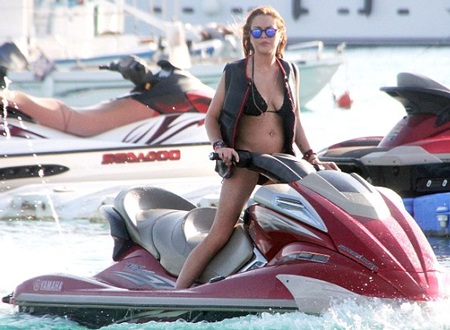 Lindsay Lohan đi dạo quanh biển bằng mô tô dưới nước.