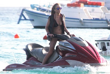 Lindsay Lohan đi dạo quanh biển bằng mô tô dưới nước.