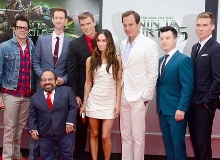 Megan Fox tạo dáng bên các đồng nghiệp