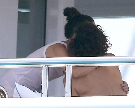 Lộ ảnh Orlando Bloom ôm hôn bạn gái mới