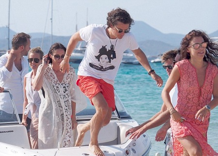 Ngôi sao của loạt phim Cướp biển vùng Caribe trông rất thư giãn và thoải mái.