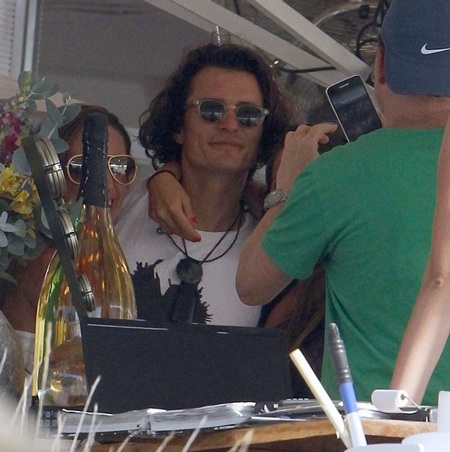 Orlando và Erica nhờ một người bạn chụp ảnh