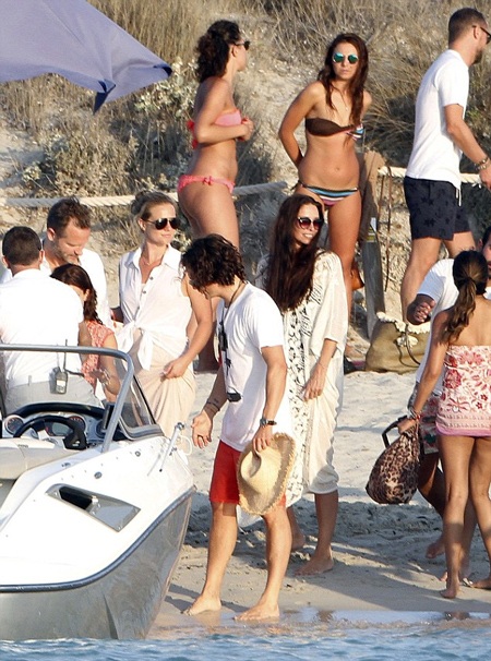 Orlando và Erica nhờ một người bạn chụp ảnh