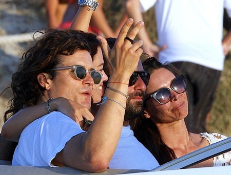 Orlando và Erica nhờ một người bạn chụp ảnh