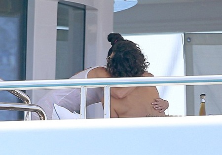 Lộ ảnh Orlando Bloom ôm hôn bạn gái mới