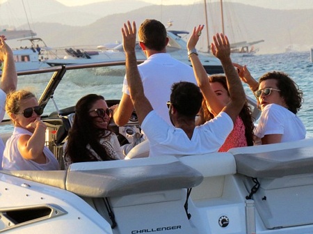 Orlando cùng Erica đi dạo cùng một nhóm bạn. Cả hai trông rất thoải mái và hạnh phúc bên nhau.