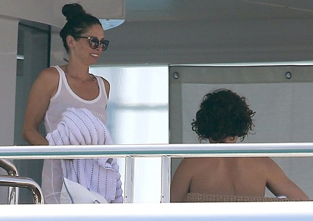 Erica, vốn là một cựu người mẫu, mỉm cười khi chứng kiến Orlando Bloom thay áo.