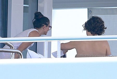 Erica, vốn là một cựu người mẫu, mỉm cười khi chứng kiến Orlando Bloom thay áo.