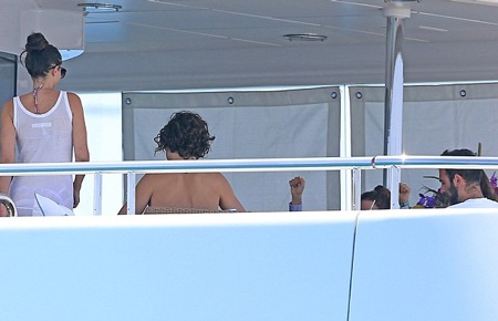 Trên du thuyền còn có một nhóm bạn của Orlando và Erica.