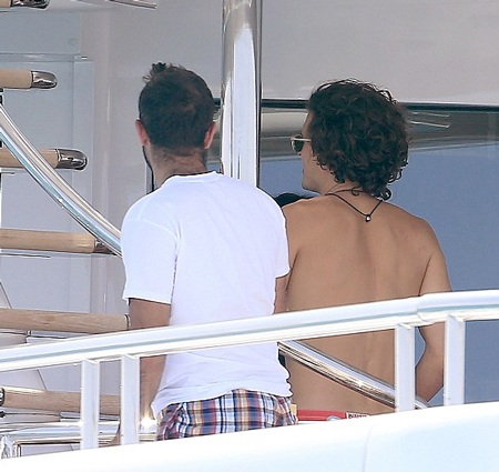 Trên du thuyền còn có một nhóm bạn của Orlando và Erica.