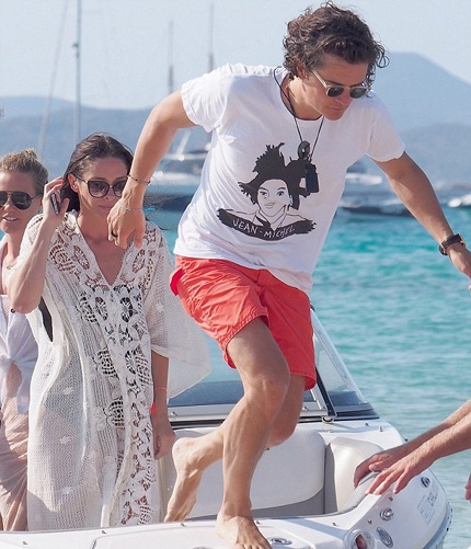 Orlando Bloom và bạn gái tiếp tục đi tham quan quanh đảo.