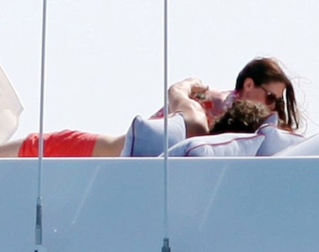 Orlando Bloom và tình mới ngày một quấn quýt