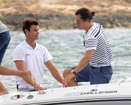 Orlando và Erica rời du thuyền lên đảo dạo chơi và mua sắm