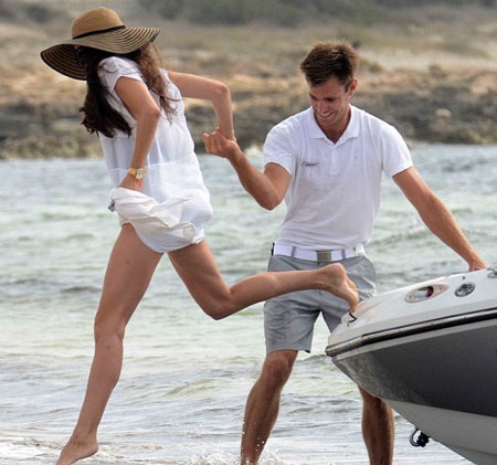 Erica từng là một người mẫu và ở tuổi 37, cô vẫn rất quyến rũ và gợi cảm