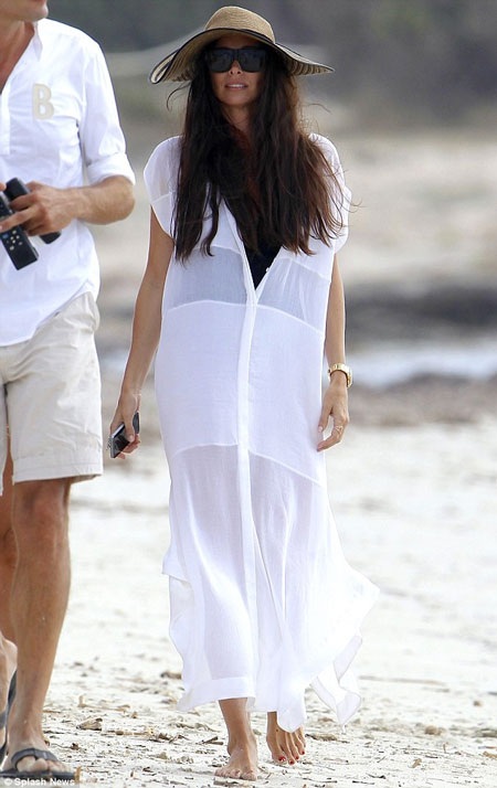 Orlando chu đáo đưa tay đỡ Erica rời khỏi cano